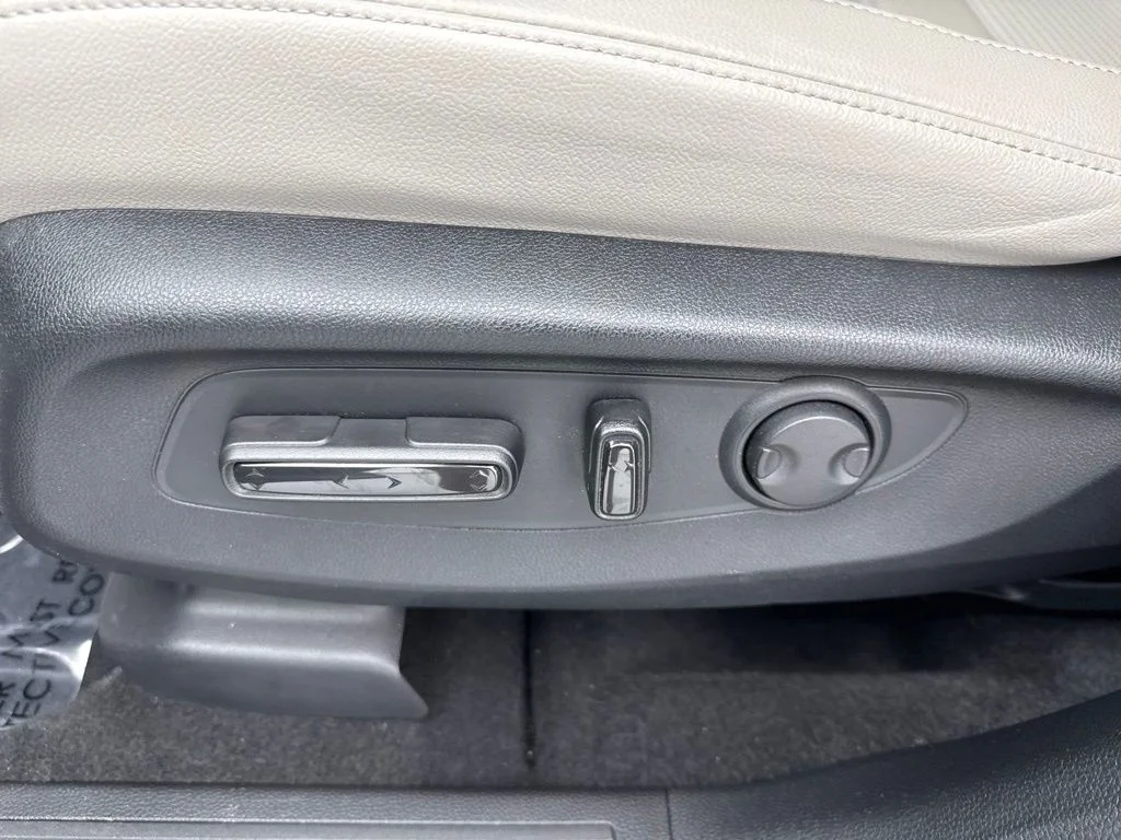 Used 2025 Silver Honda EX-L image 19