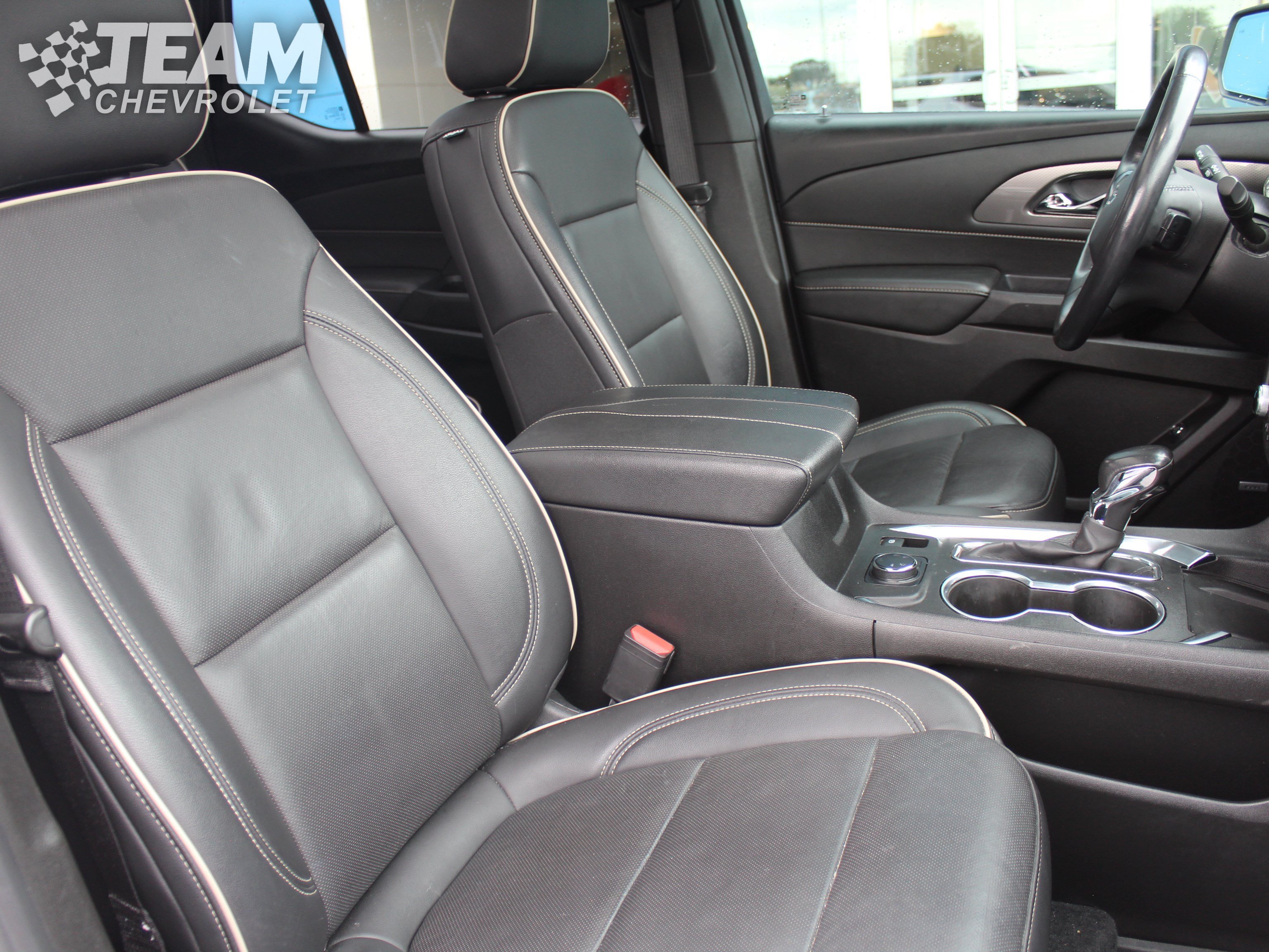 Used 2022 Iridescent Pearl Tricoat Chevrolet Premier image 33