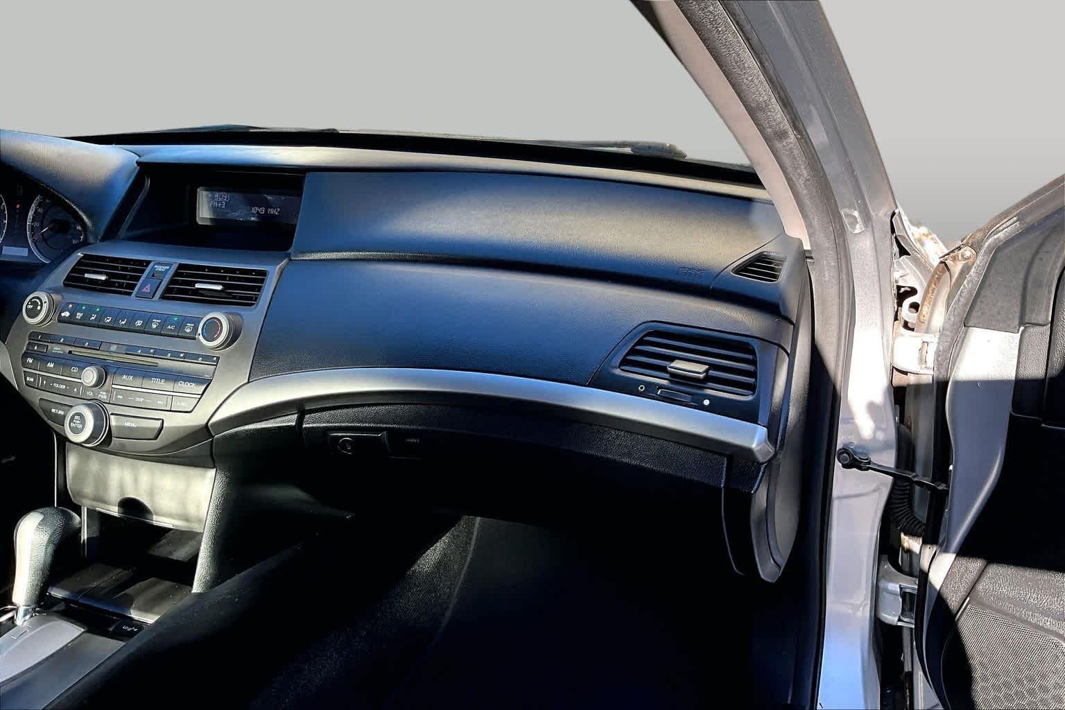Used 2012 Alabaster Silver Metallic Honda SE image 17