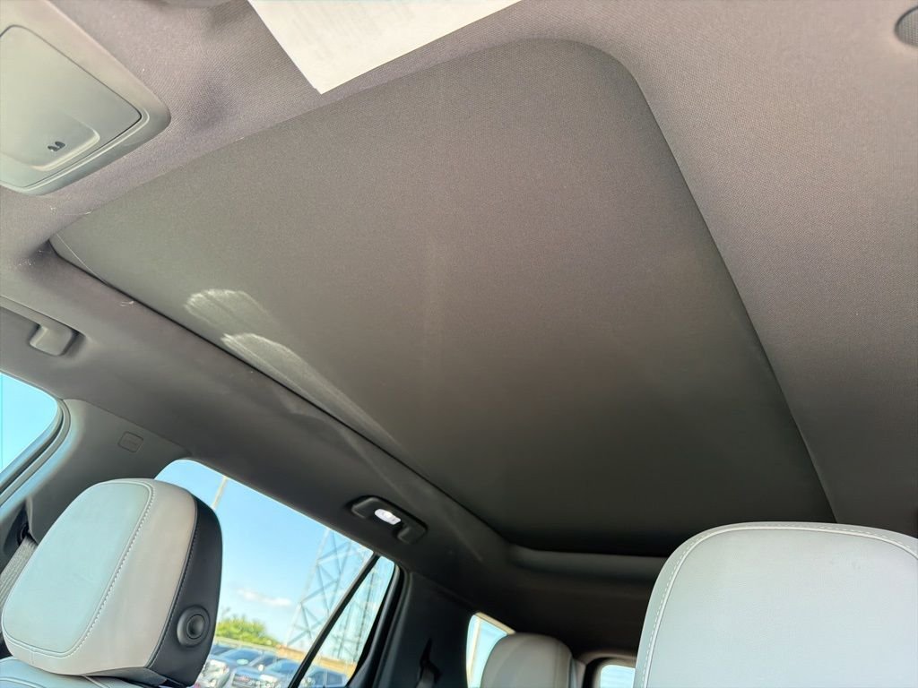 Used 2025 White GMC Elevation image 18