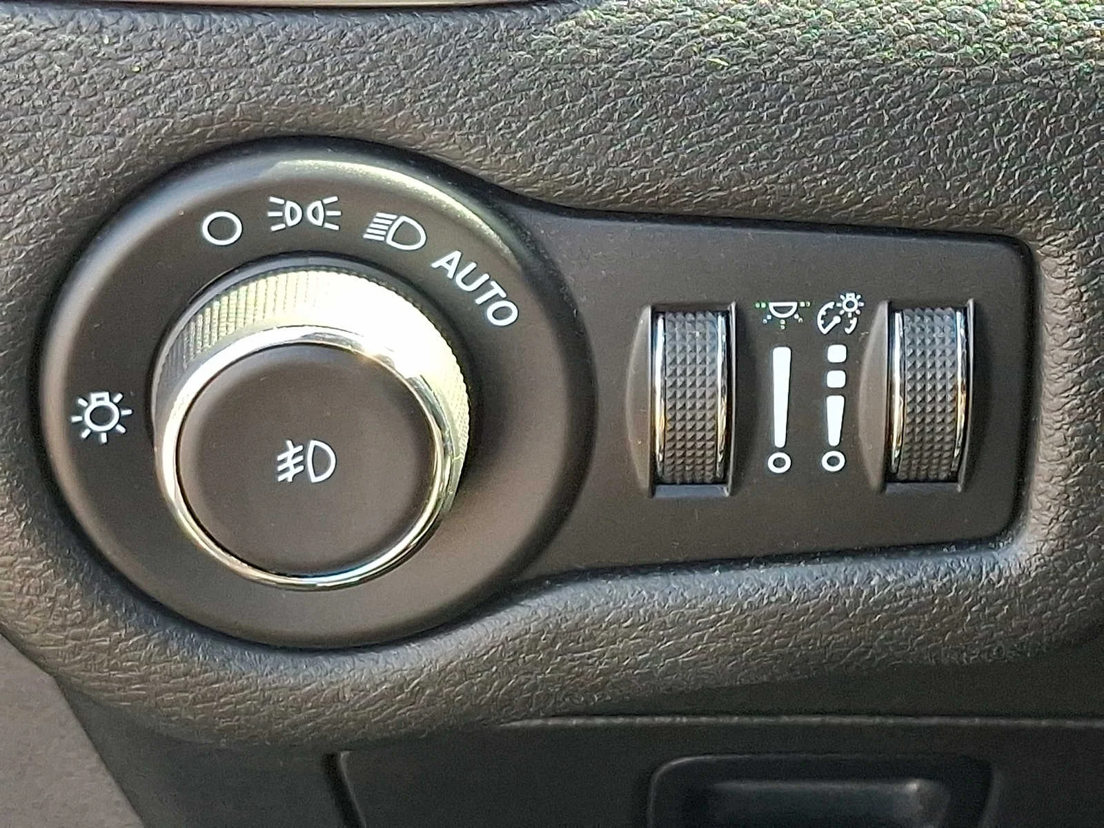 Used 2021 Slate Blue Pearlcoat Jeep Latitude Lux image 25