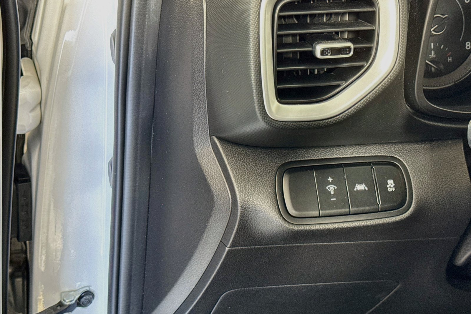 Used 2020 Ceramic White Hyundai SE image 10