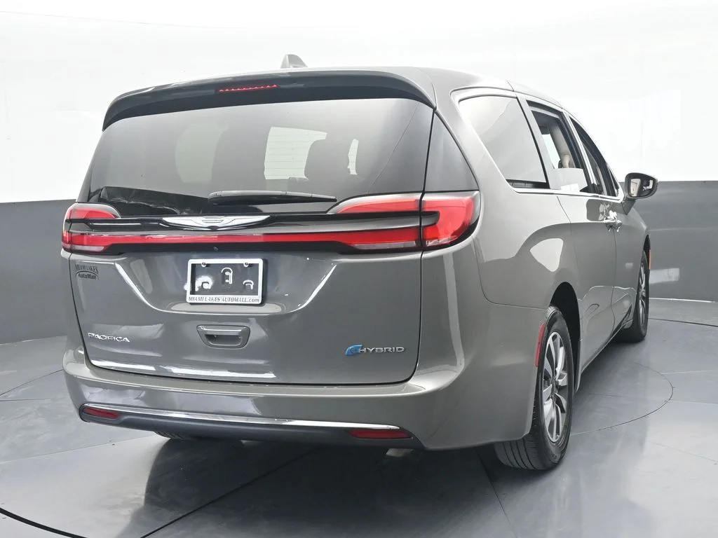 Used 2022 Ceramic Gray Clearcoat Chrysler Touring L image 5