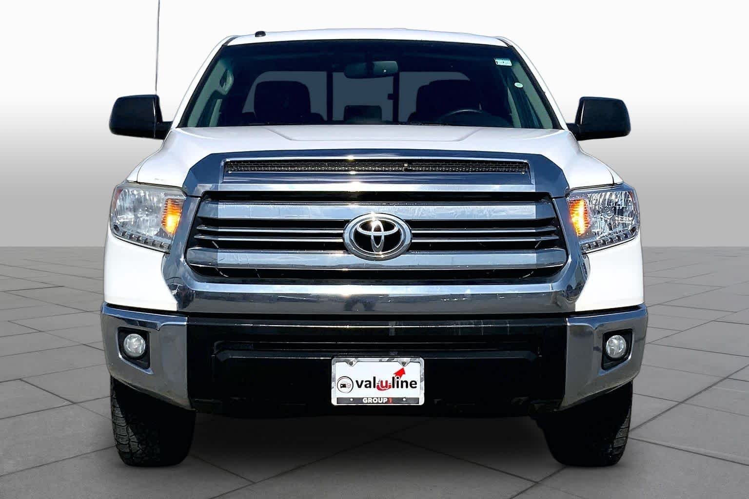 Used 2017 Super White Toyota SR5 image 3