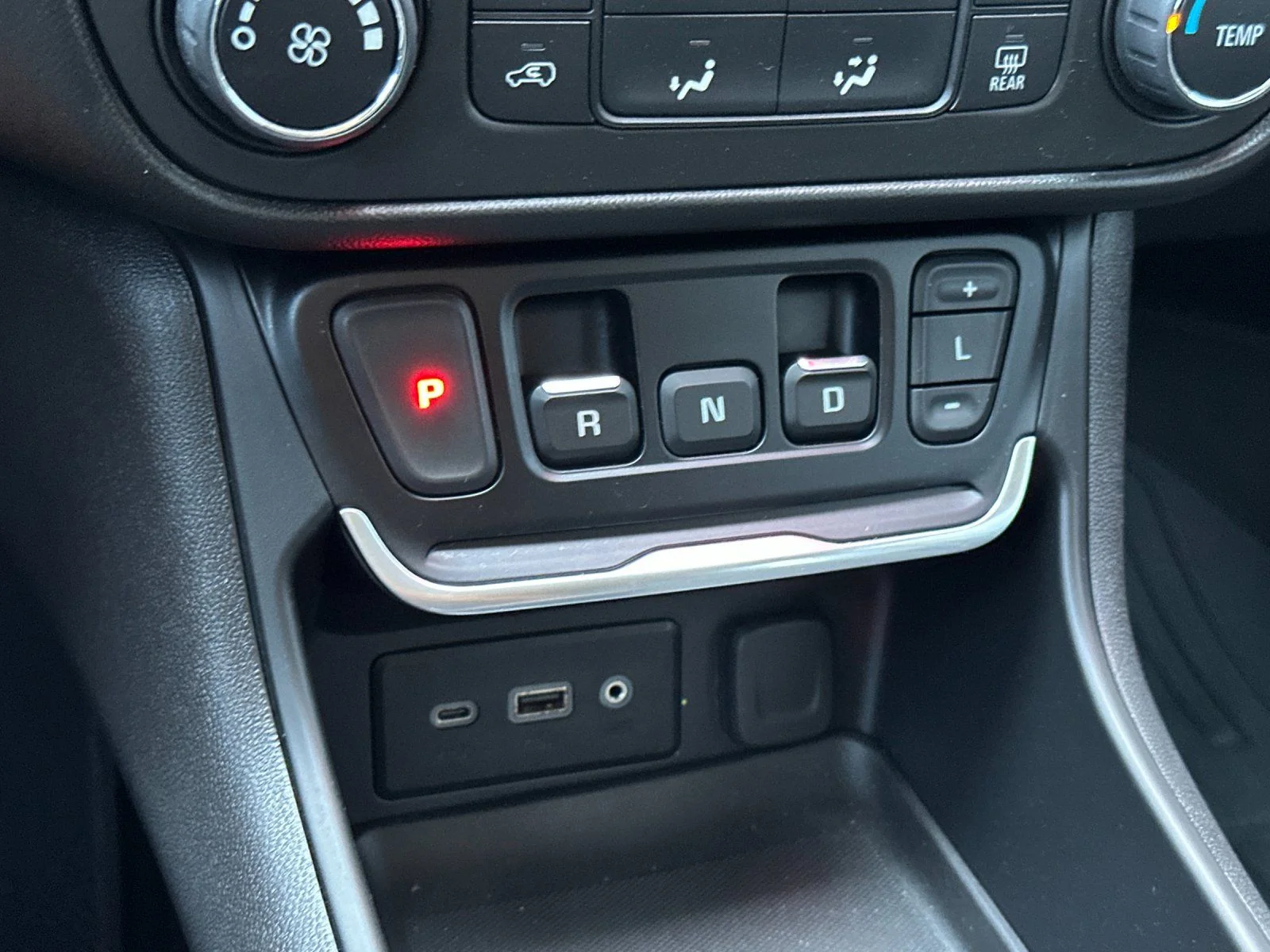 Used 2020 Graphite Gray Metallic GMC SLE image 20