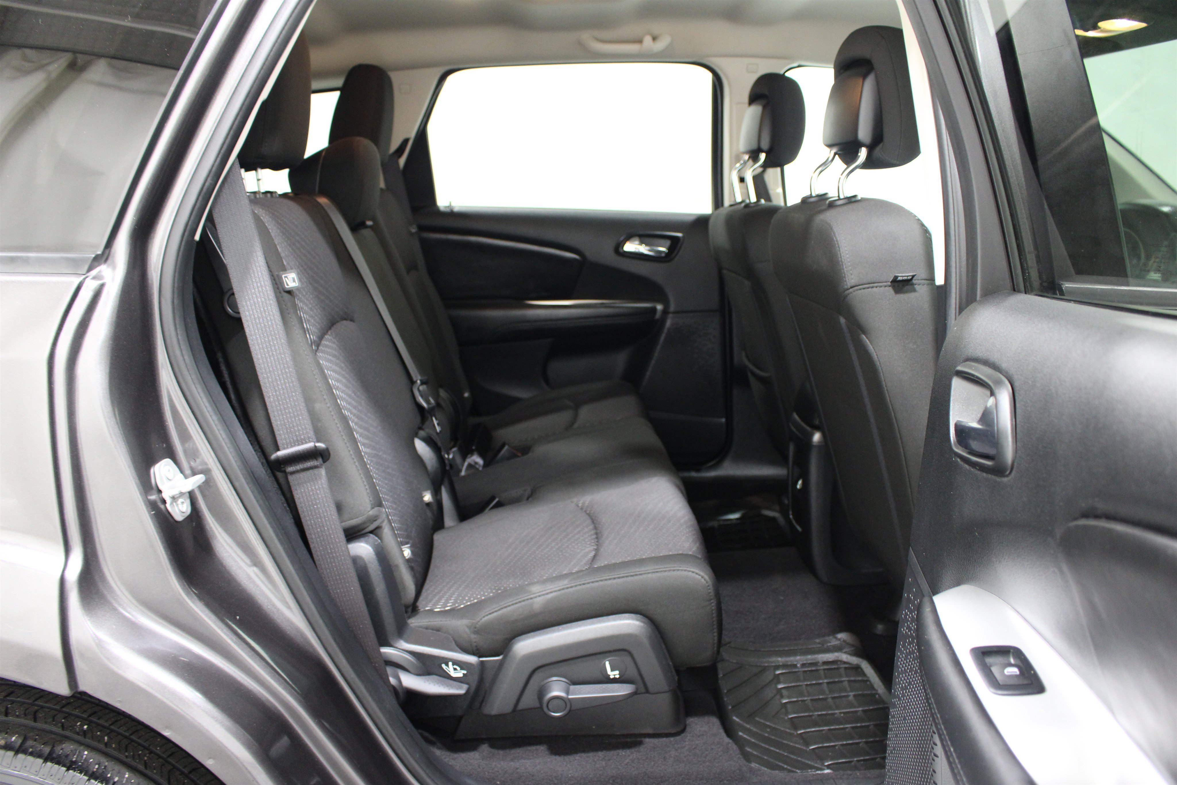 Used 2020 Granite Pearlcoat Dodge SE Value image 21
