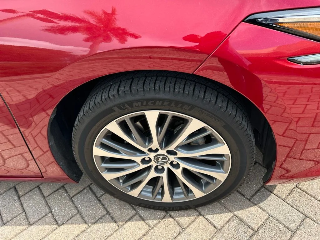 Used 2019 Red Lexus 300h image 9