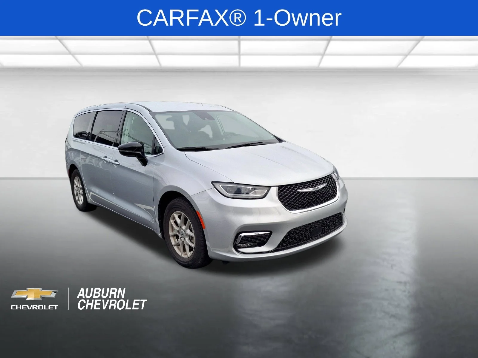 Used 2024 Silver Chrysler Touring L image 1