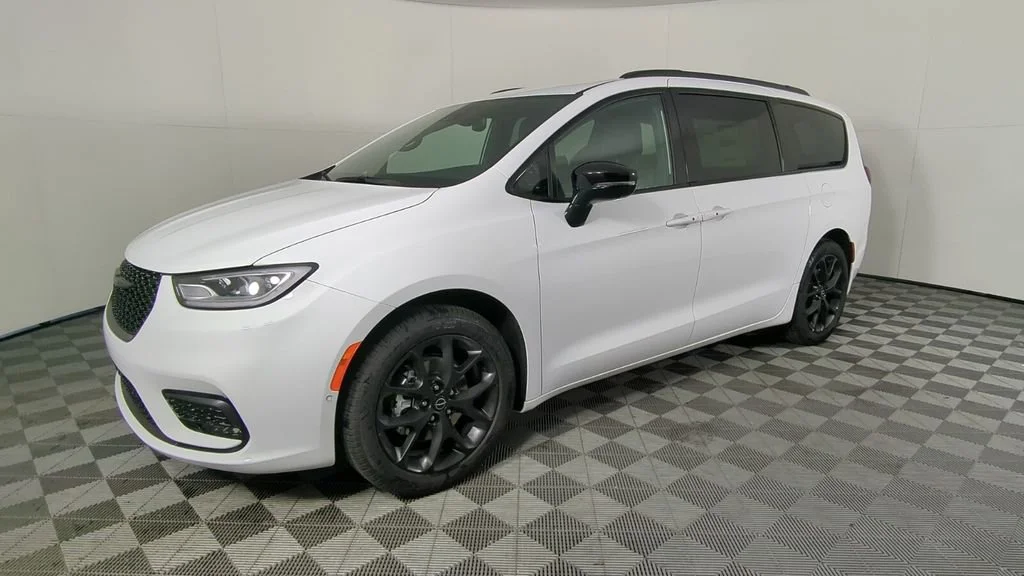 New 2026 Bright White Clear-Coat Exterior Paint Chrysler Select image 9