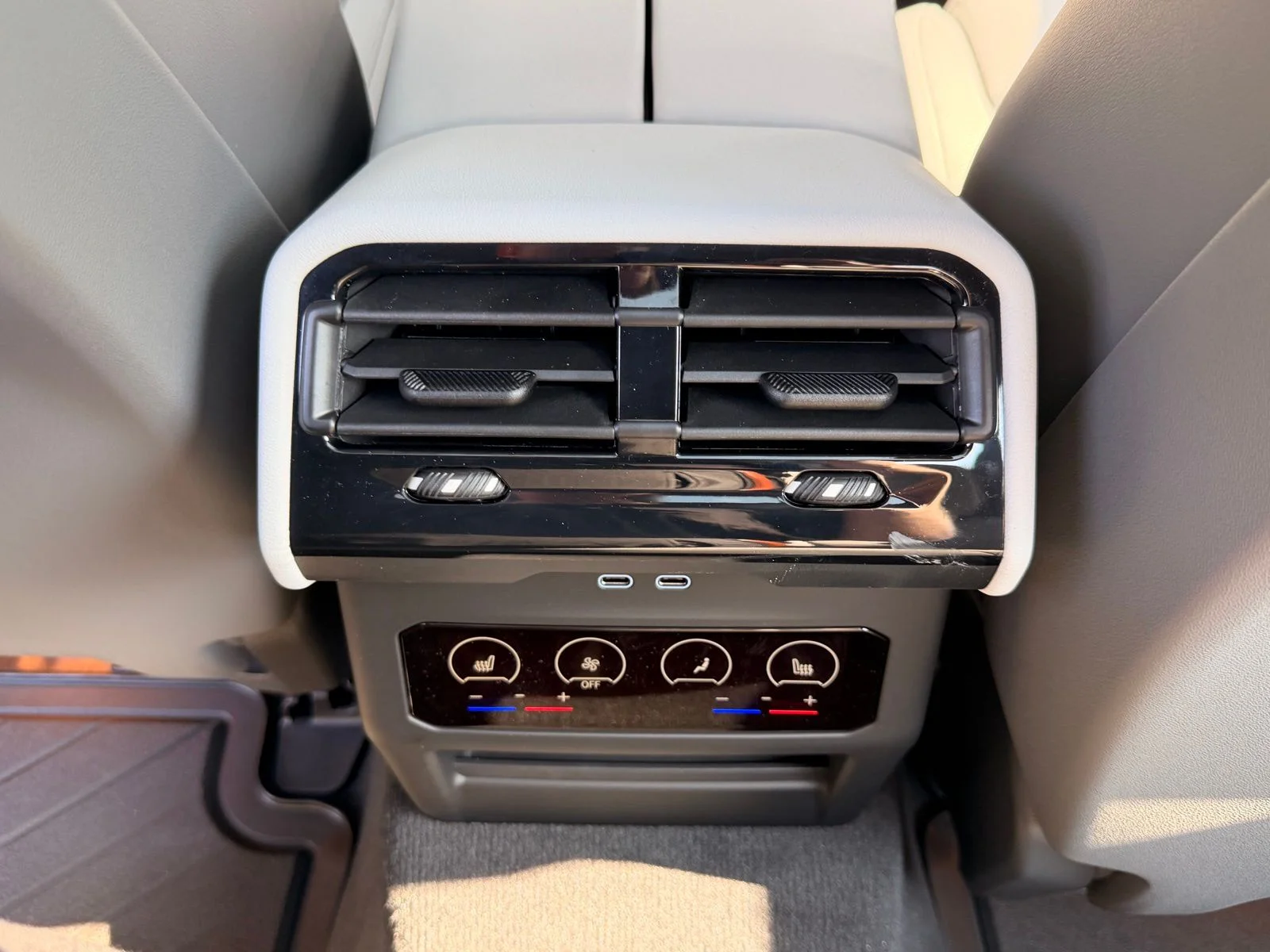 2026 BMW 5 Series 550e - Photo 15