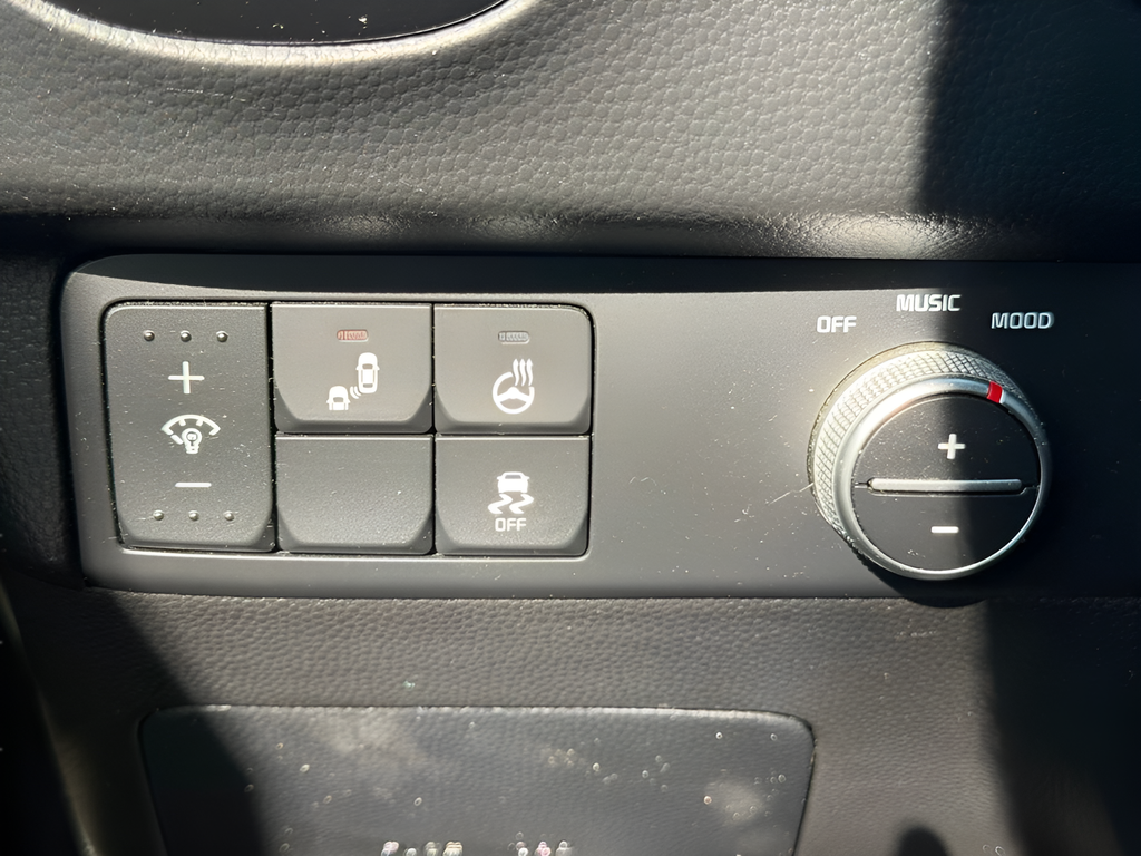 Used 2018 Gray Kia Exclaim image 25
