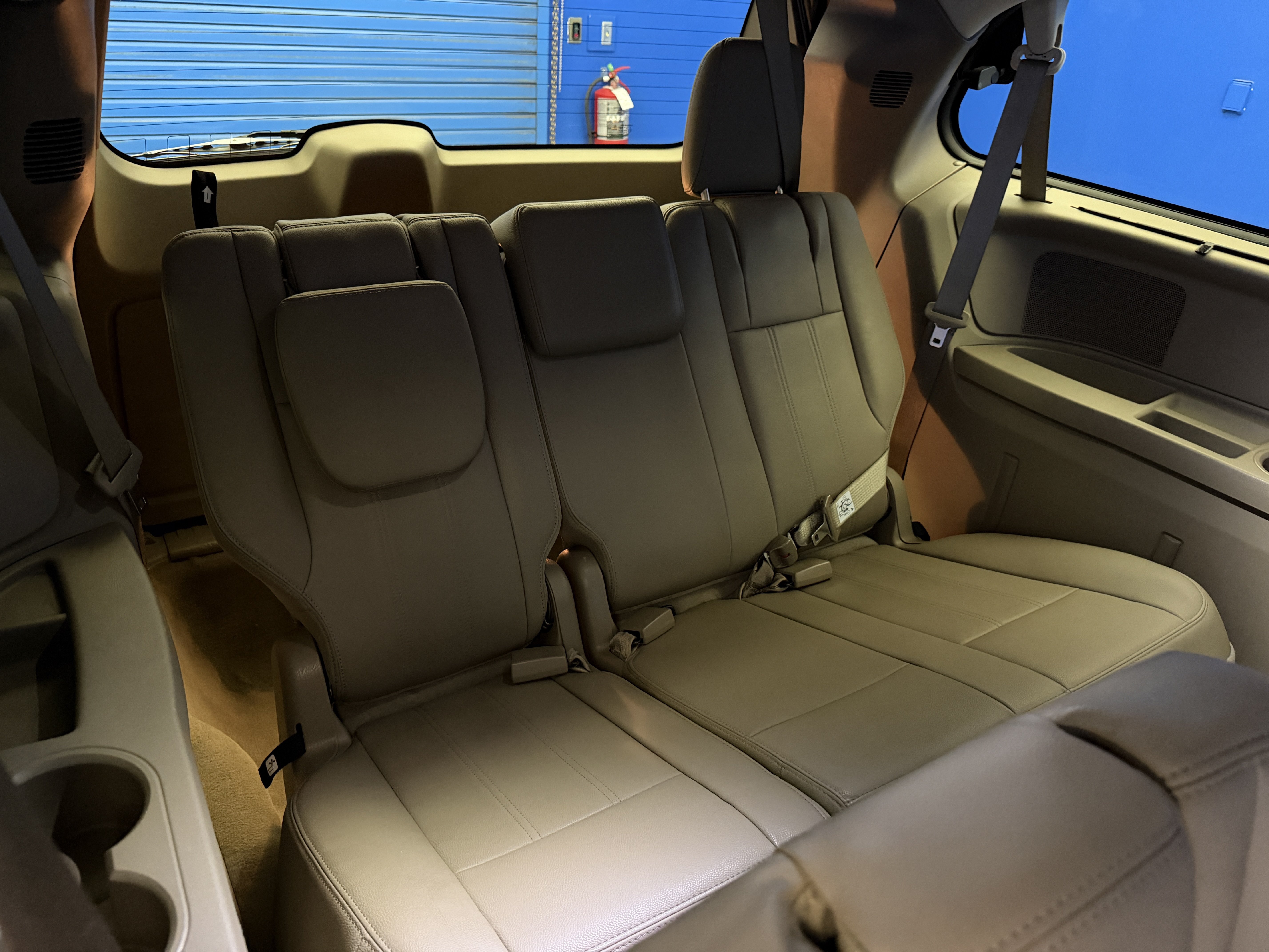 Used 2015 True Blue Pearlcoat Chrysler Touring image 31