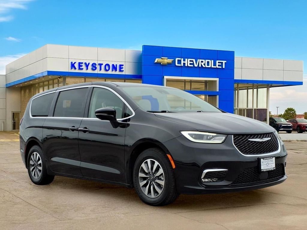 2024 Chrysler Pacifica Hybrid Select PHEV's photo
