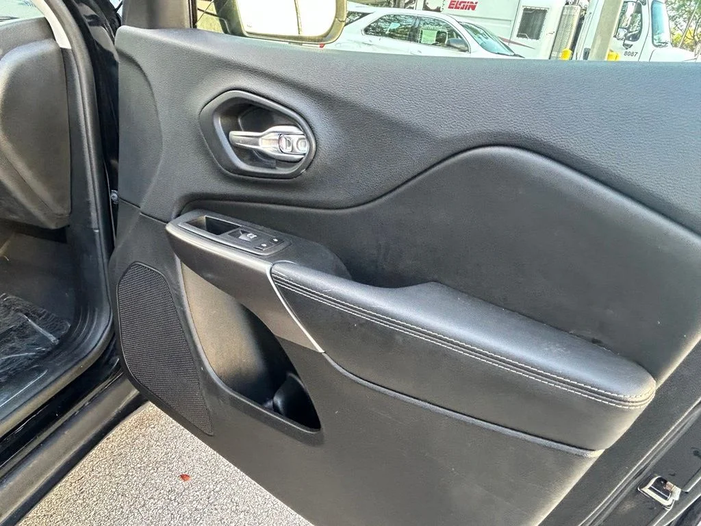 Used 2019 Black Jeep Limited image 29