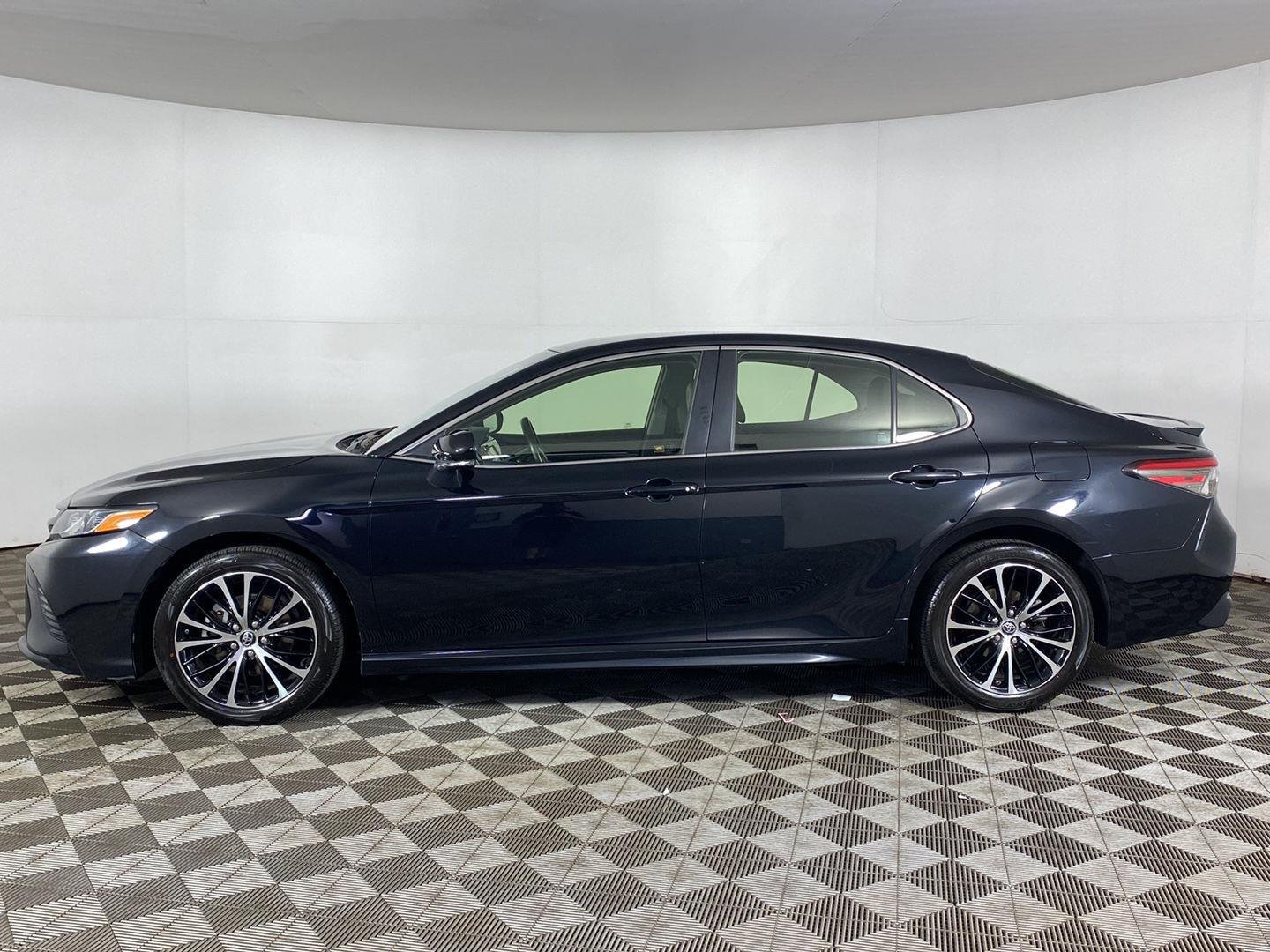 Used 2018 Midnight Black Metallic Toyota SE image 3