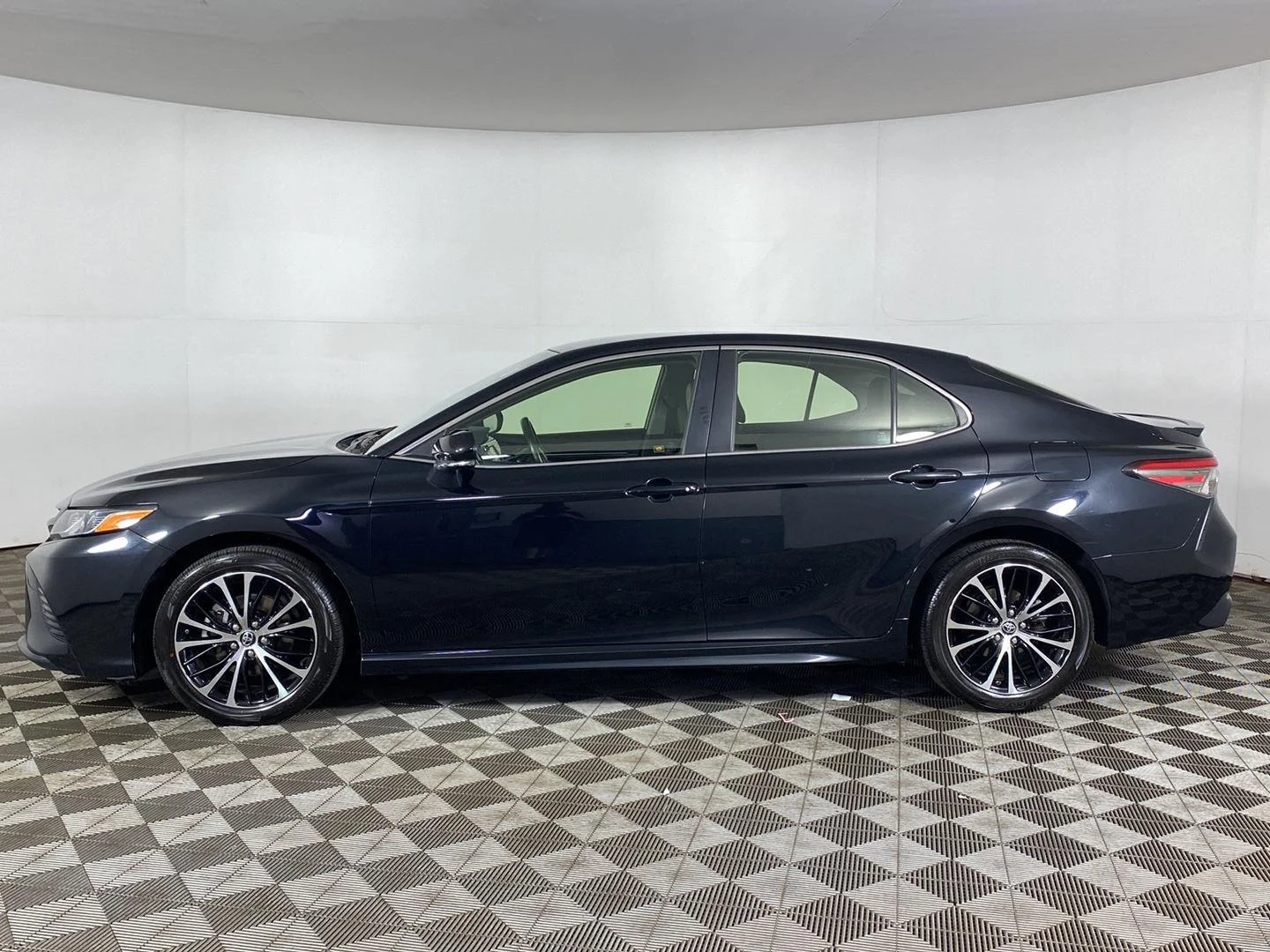 Used 2018 Midnight Black Metallic Toyota SE image 3