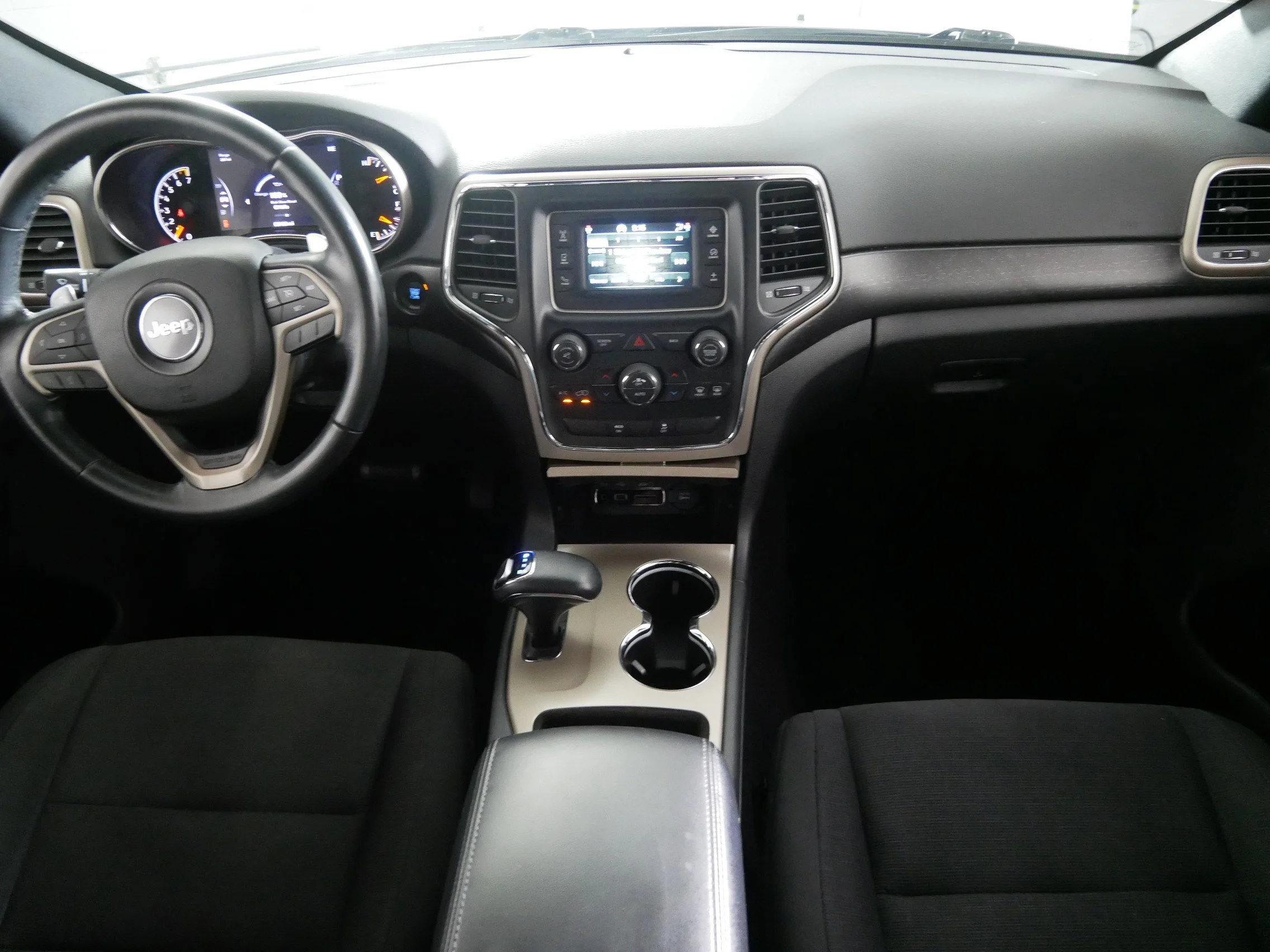 Used 2015 Billet Silver Metallic Clearcoat Jeep Laredo image 10
