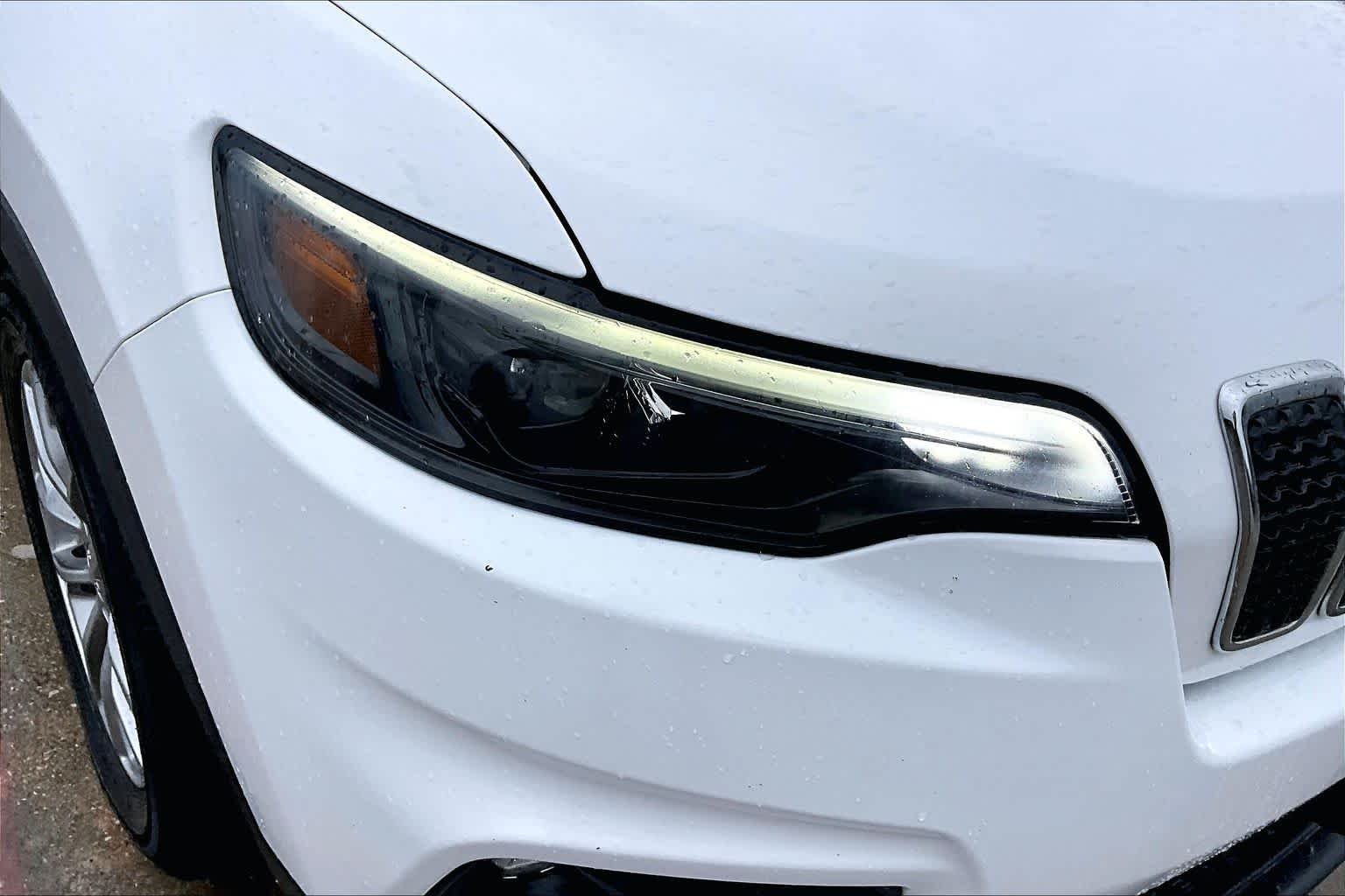 Used 2019 Bright White Clearcoat Jeep Latitude Plus image 27