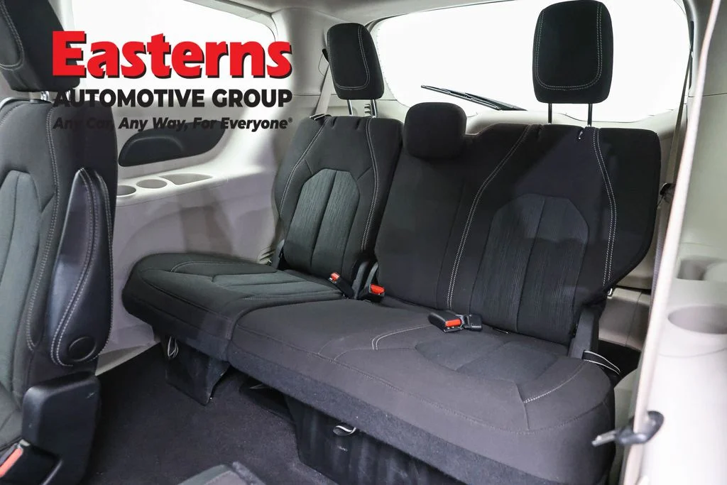Used 2022 White Chrysler LX image 25