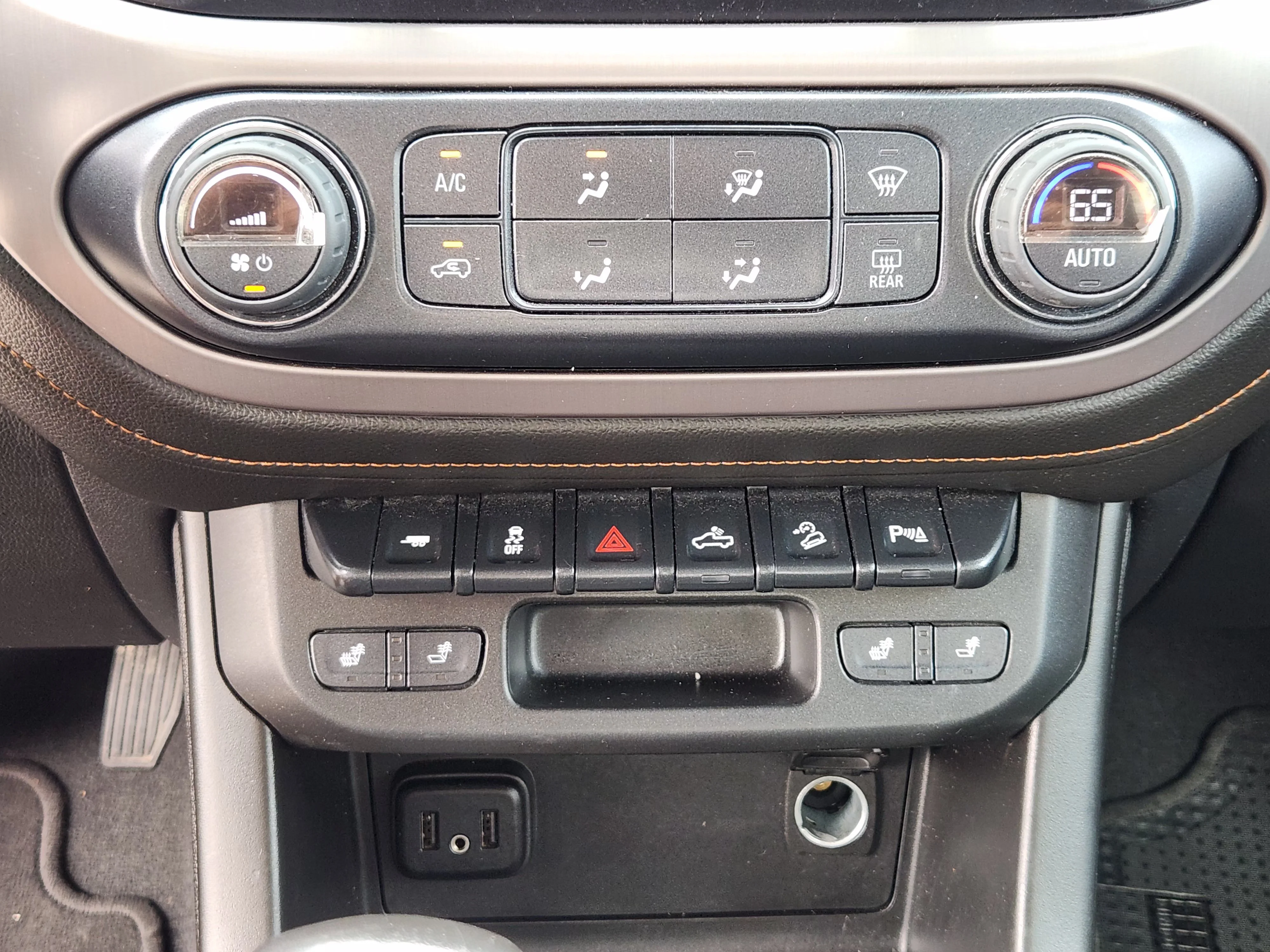 Used 2022 Summit White GMC AT4 w/Leather image 20