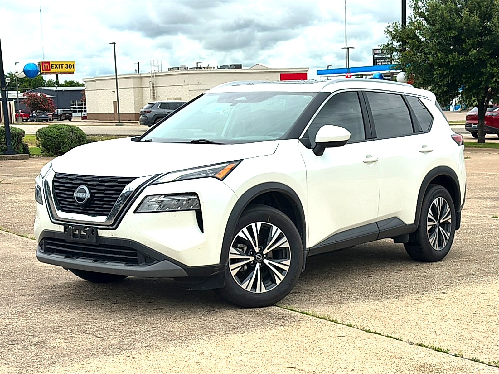 Used 2023 Pearl White Tricoat Nissan SV FWD image 2