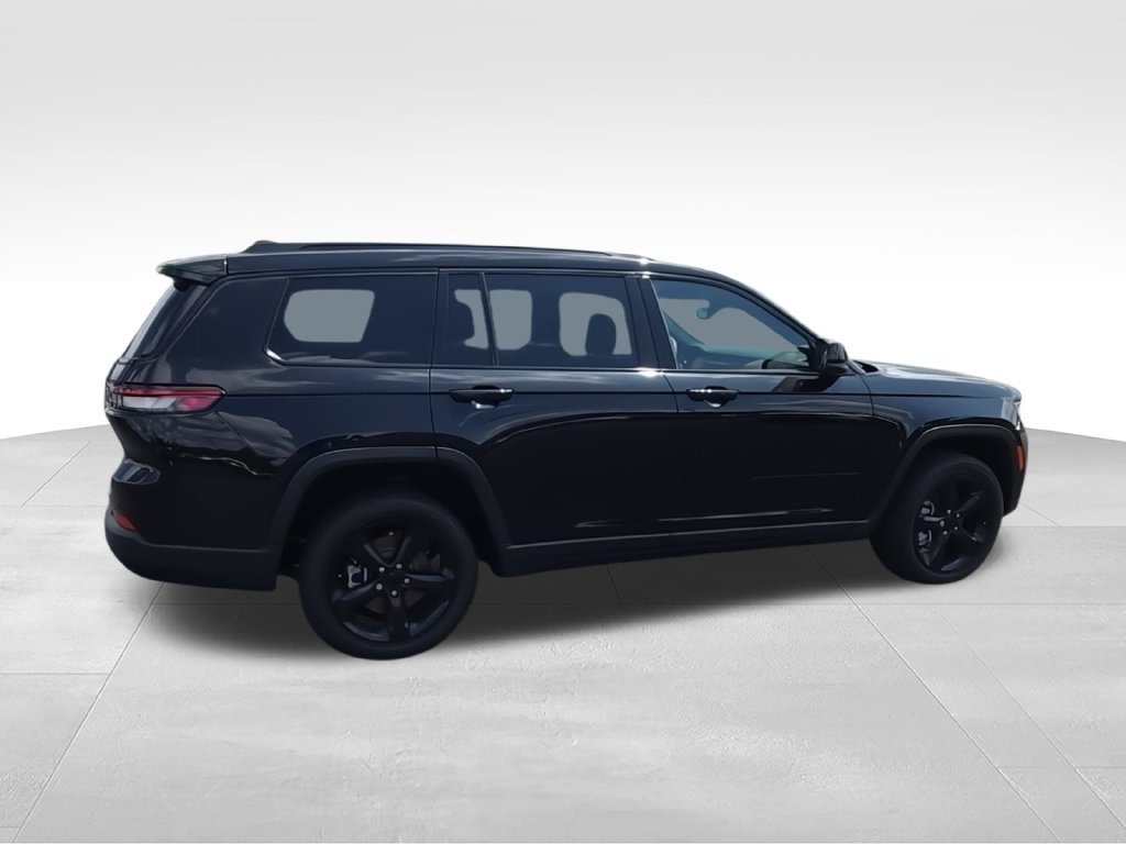 Used 2023 Black Jeep Altitude image 11