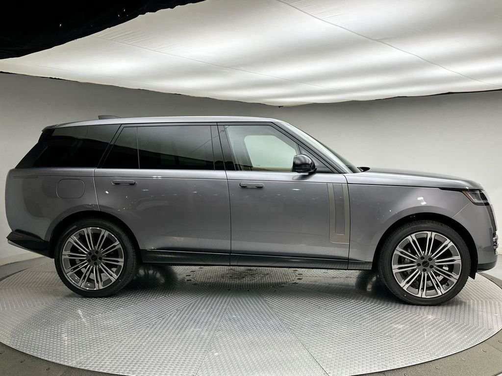 New 2026 Eiger Grey Land Rover SE image 4