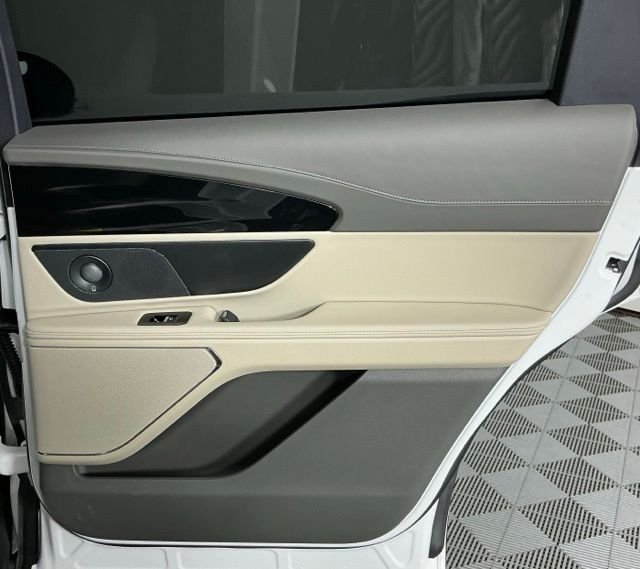 Used 2025 White Lincoln Reserve image 26