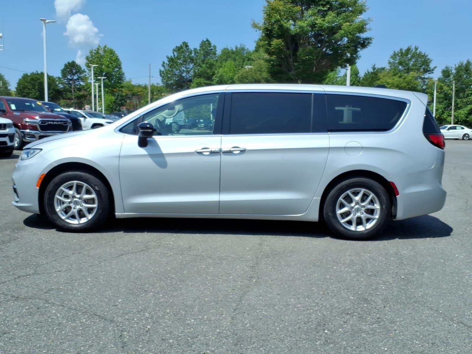 Used 2024 Silver Mist Clearcoat Chrysler Touring L image 3