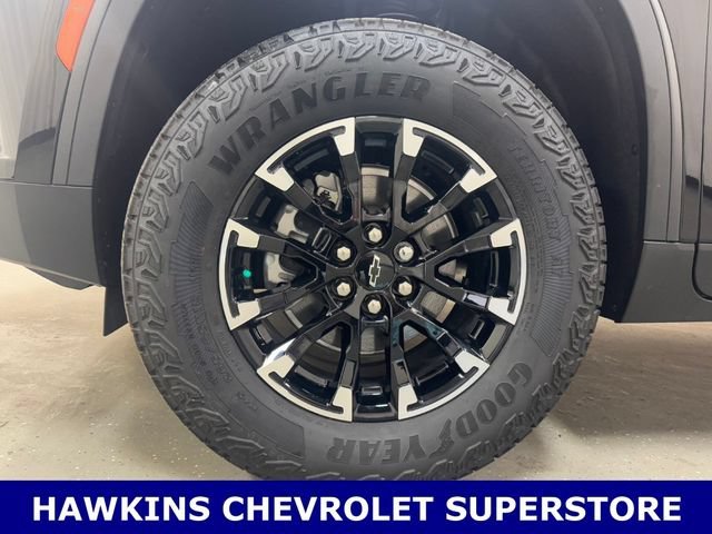 New 2026 Mosaic Black Metallic Chevrolet Z71 image 43