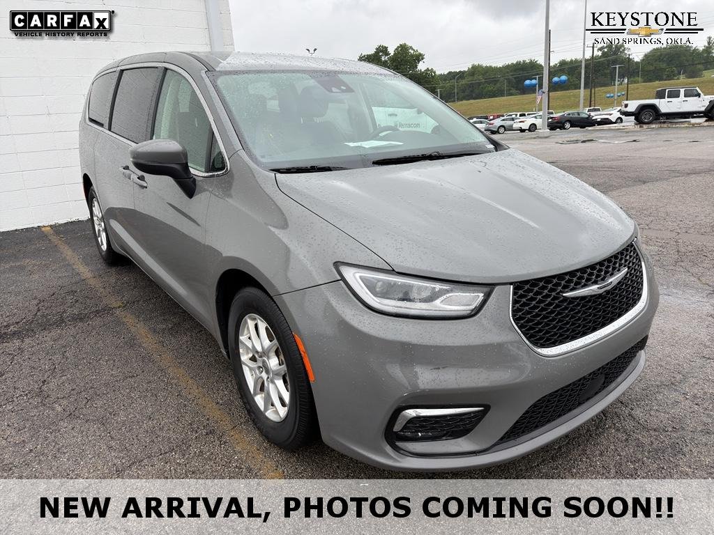 2023 Chrysler Pacifica Touring L's photo