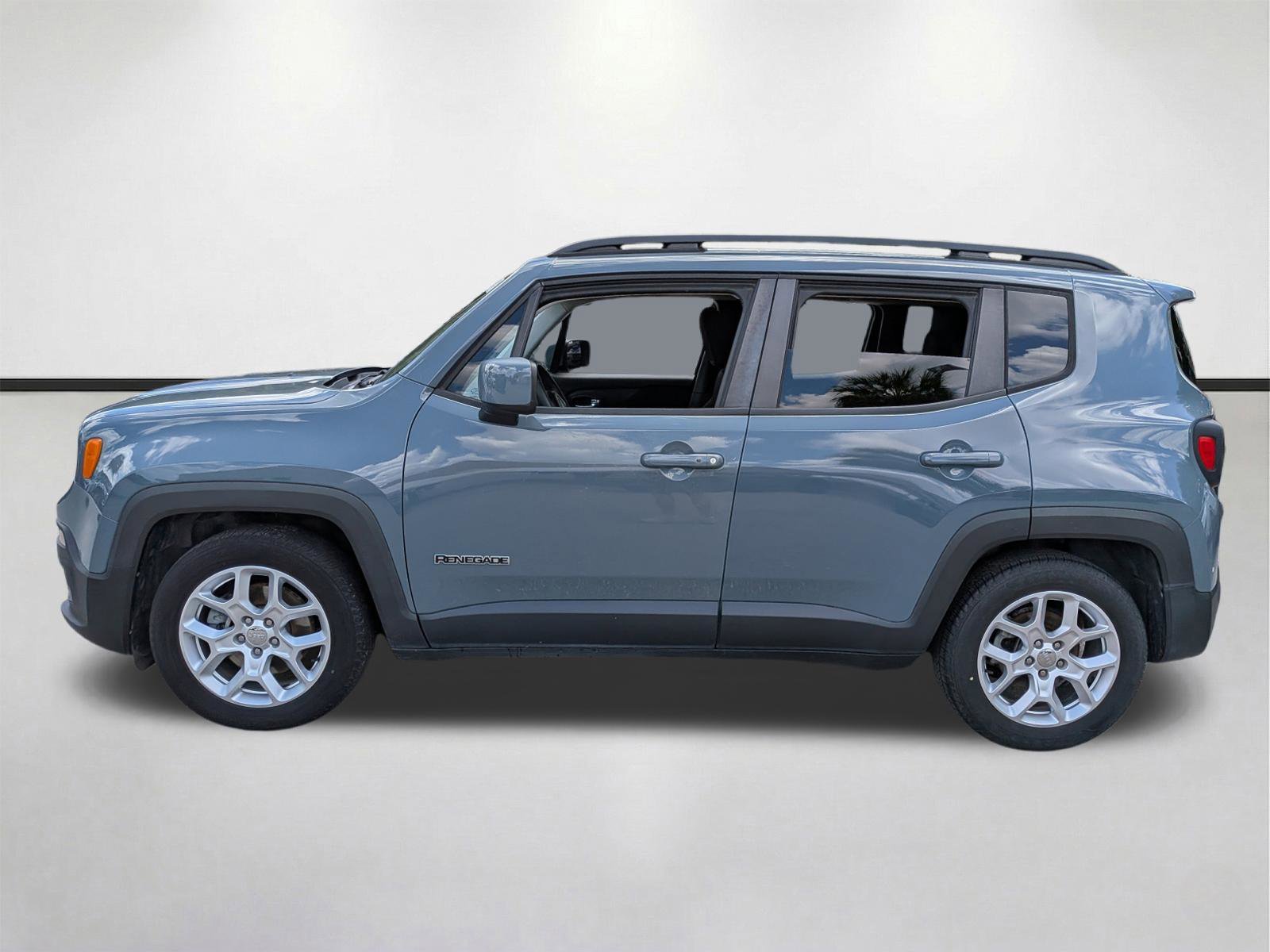 Used 2018 Anvil Jeep Latitude image 7