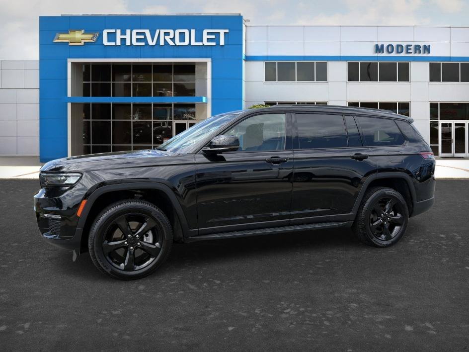 Used 2023 Diamond Black Crystal Pearlcoat Jeep Limited image 1