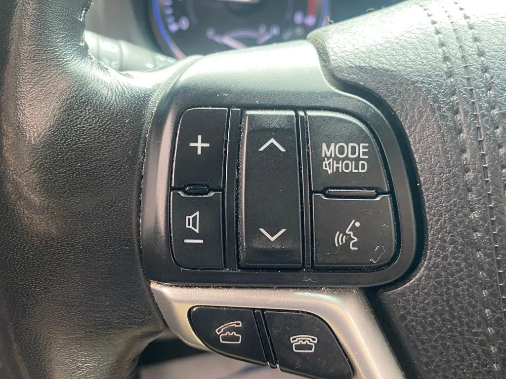 Used 2015 Gray Toyota Limited image 26