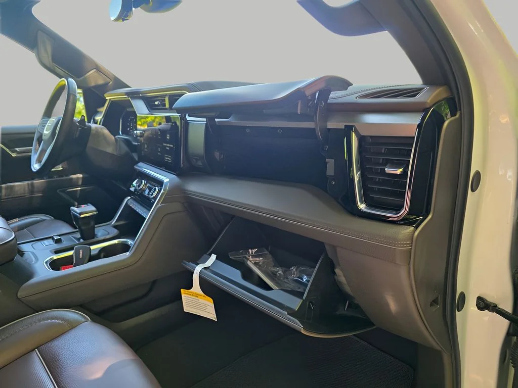Used 2025 White Frost Tricoat GMC Denali image 15