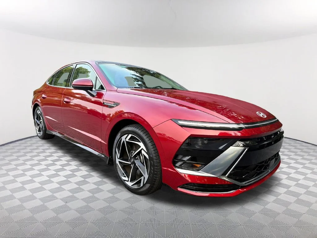 Used 2025 Red Hyundai SEL Convenience image 3