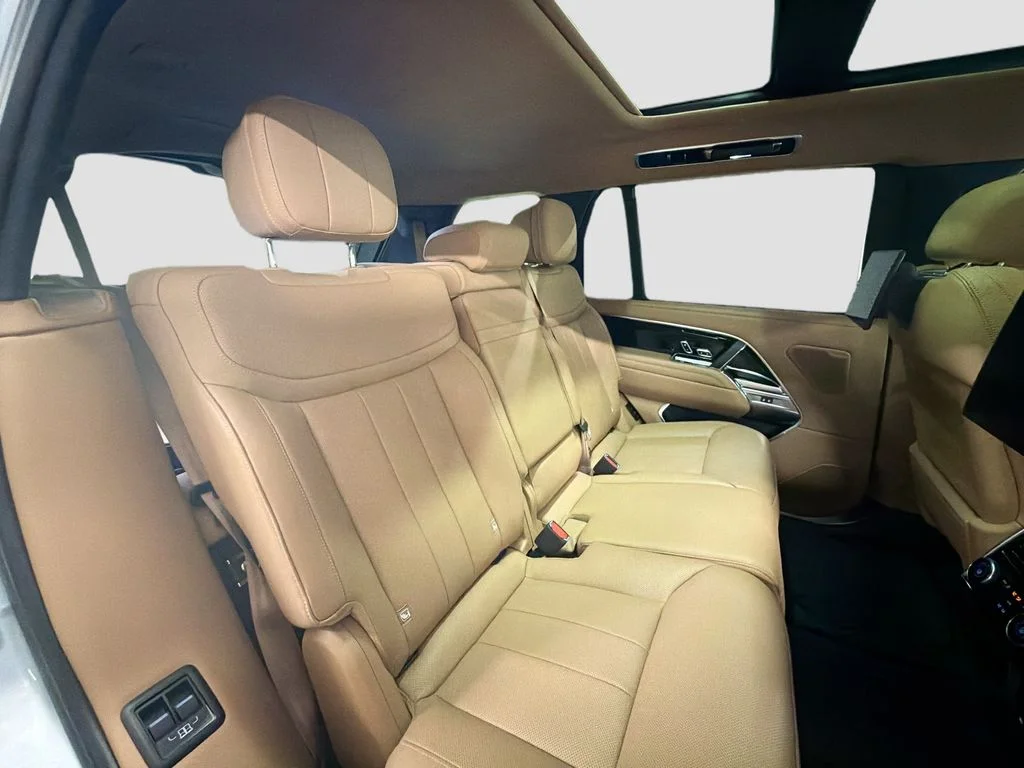 Certified Used 2023 Ionian Silver SV Bespoke Ultra Metallic Satin Land Rover Autobiography image 31