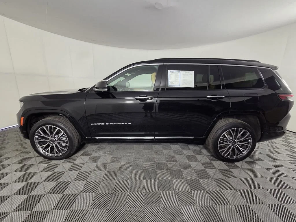 Used 2025 Diamond Black Crystal Pearlcoat Jeep Summit Reserve image 10