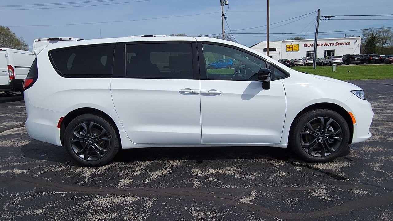 New 2026 Bright White Clear-Coat Exterior Paint Chrysler Select image 9