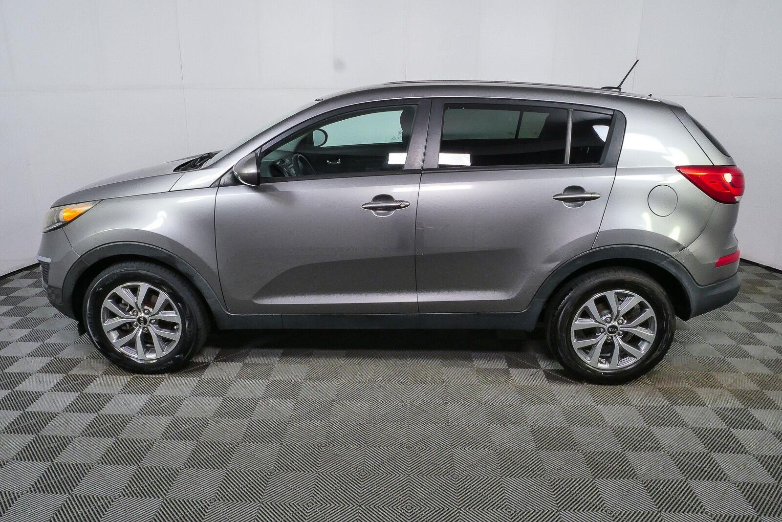 Used 2016 Mineral Silver Kia LX image 30