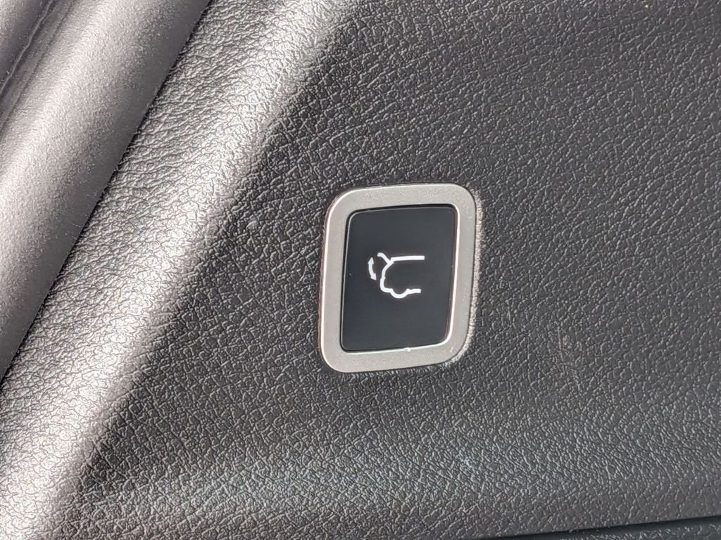 Used 2020 White Chrysler Launch Edition image 28