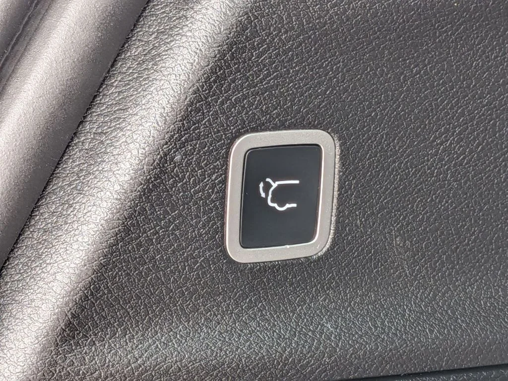 Used 2020 White Chrysler Launch Edition image 28