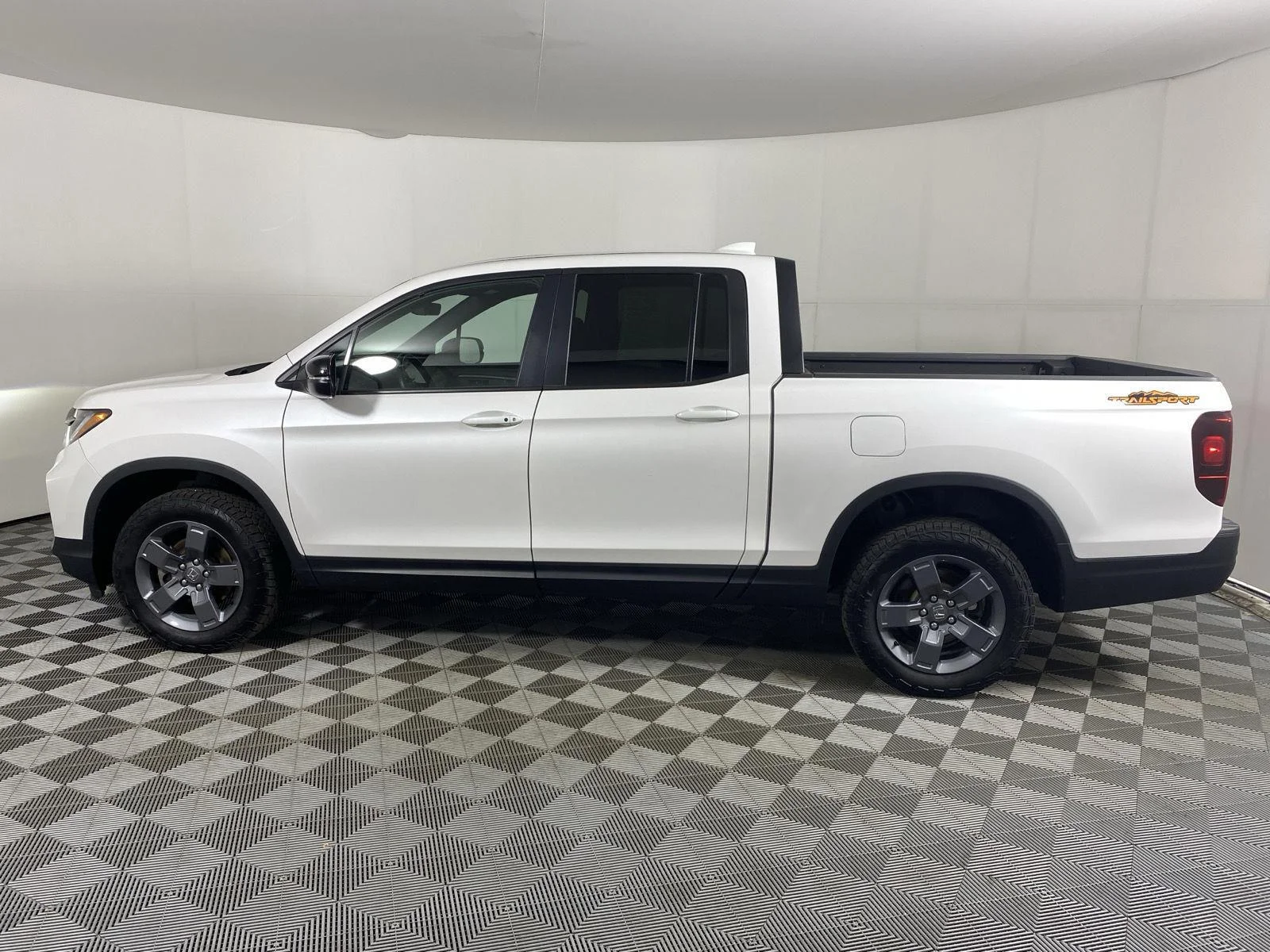 Used 2024 Platinum White Pearl Honda TrailSport image 4