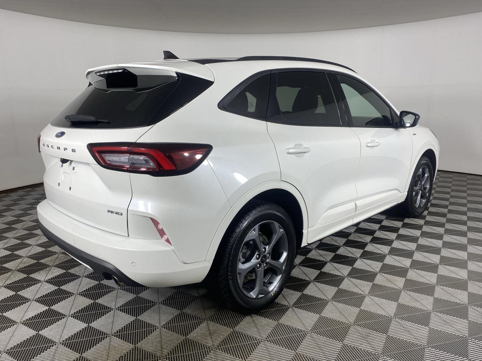 Used 2023 Star White Metallic Tri-Coat Ford ST-Line image 16
