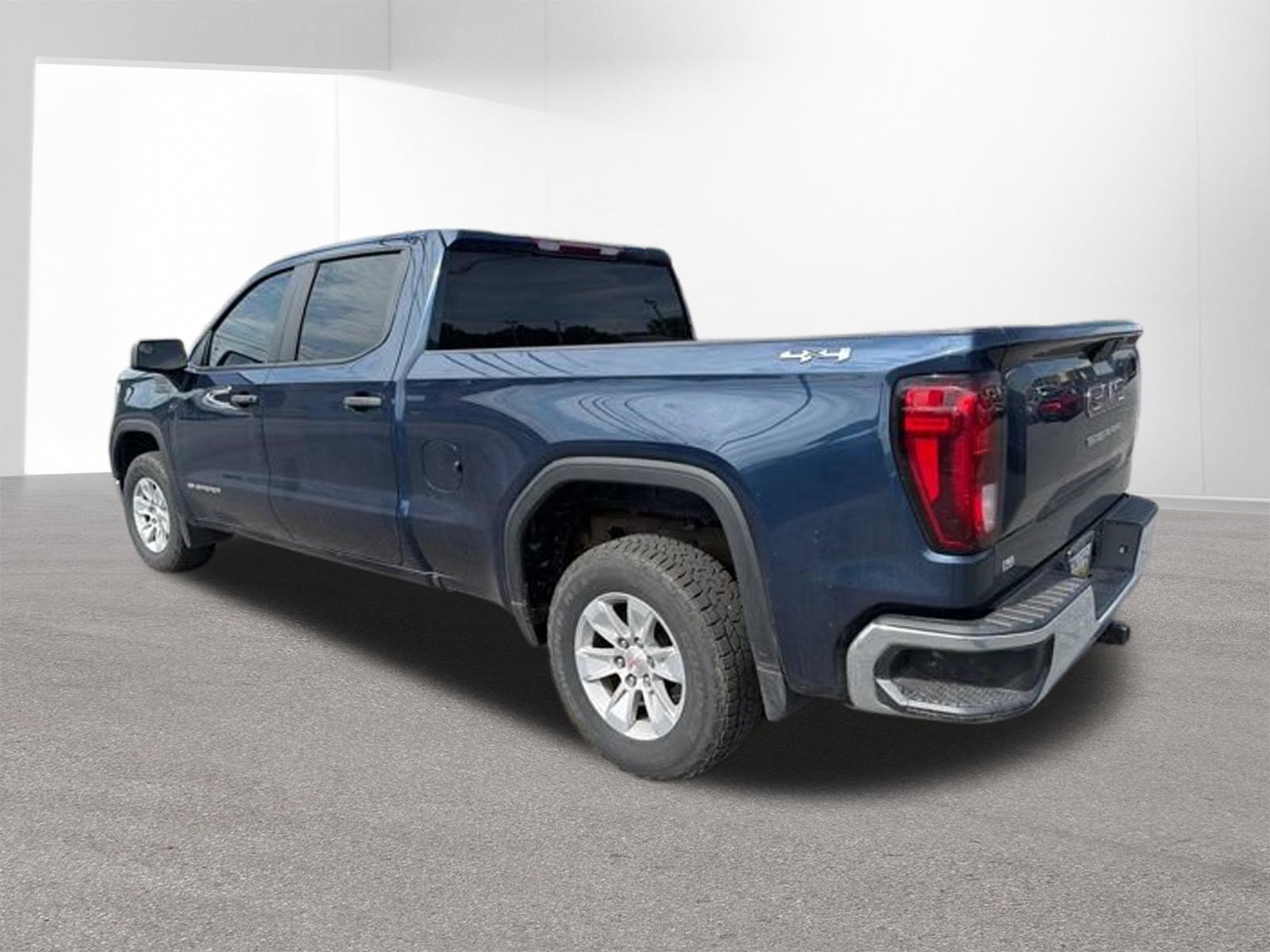 Used 2021 Pacific Blue Metallic GMC Base image 3