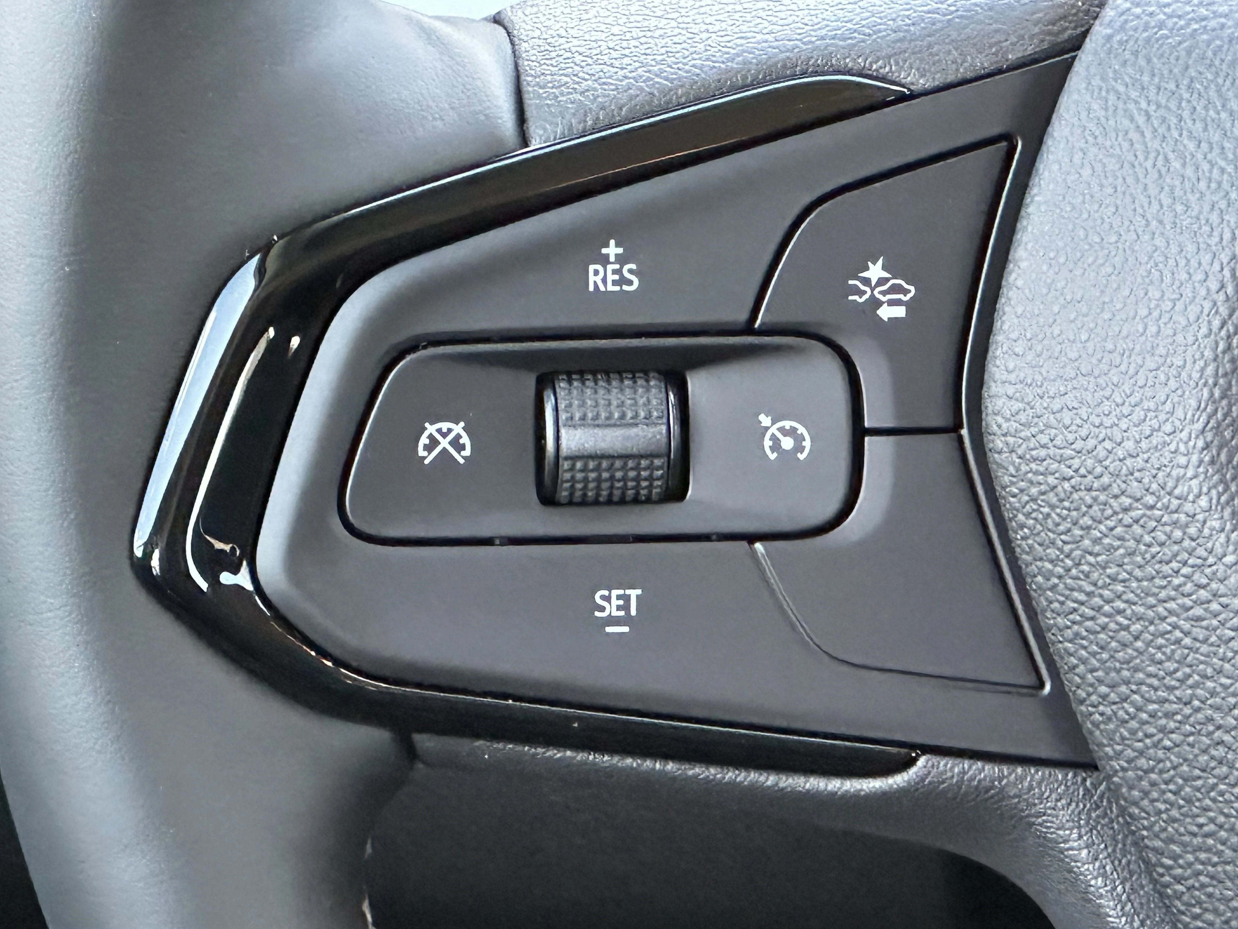 New 2027 Summit White Chevrolet LT image 12