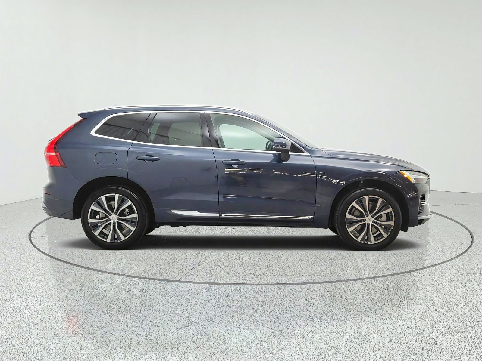 Used 2022 Denim Blue Metallic Volvo T8 eAWD PHEV Inscription Expression Extended Range image 4