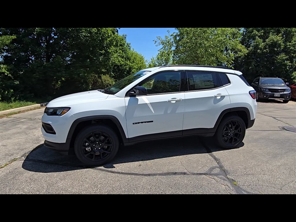 New 2026 Bright White Clear-Coat Exterior Paint Jeep Latitude image 5