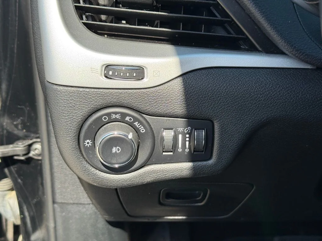 Used 2018 Black Jeep Latitude Plus image 18