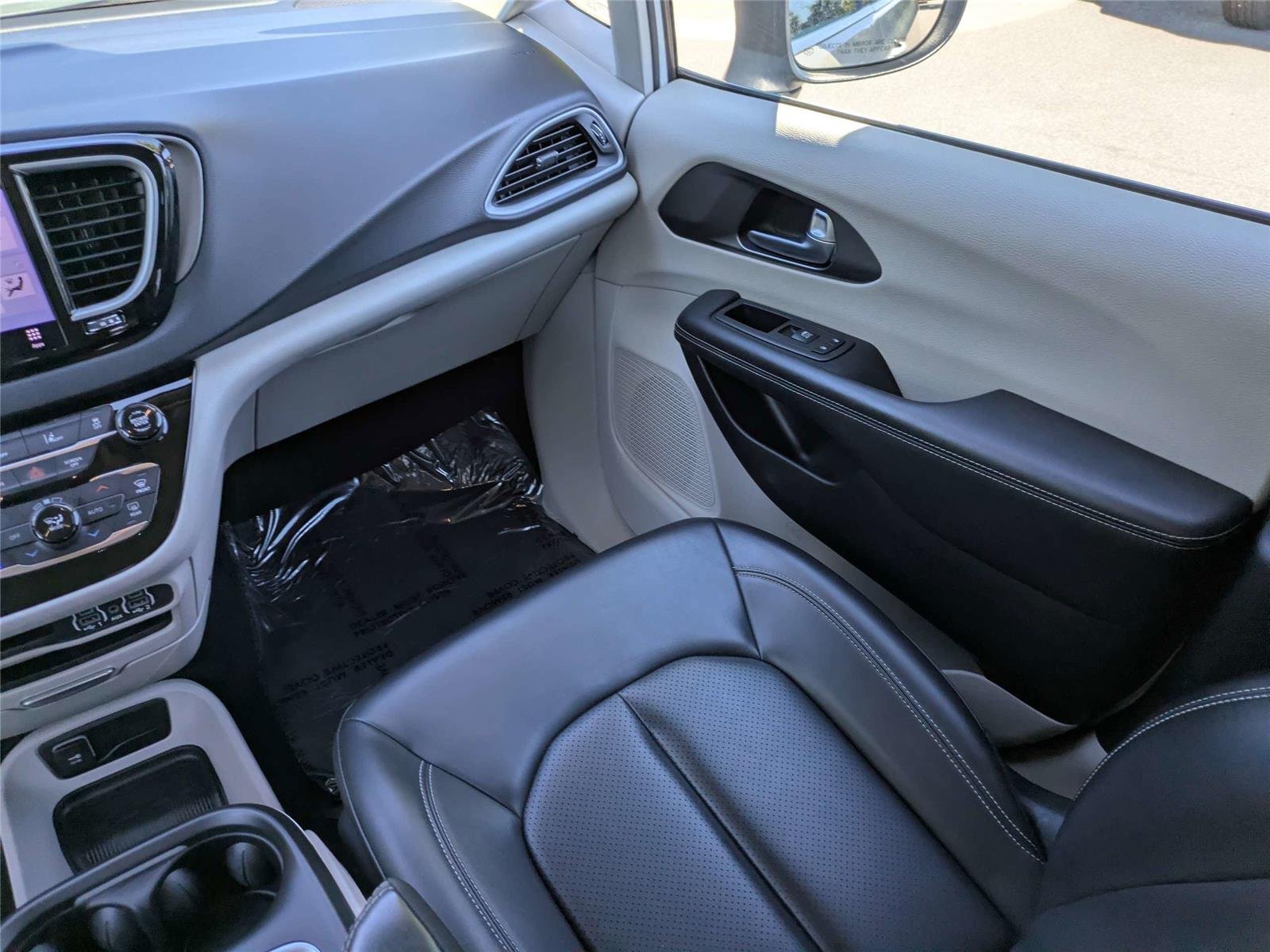 Used 2023 Bright White Clearcoat Chrysler Touring L image 18